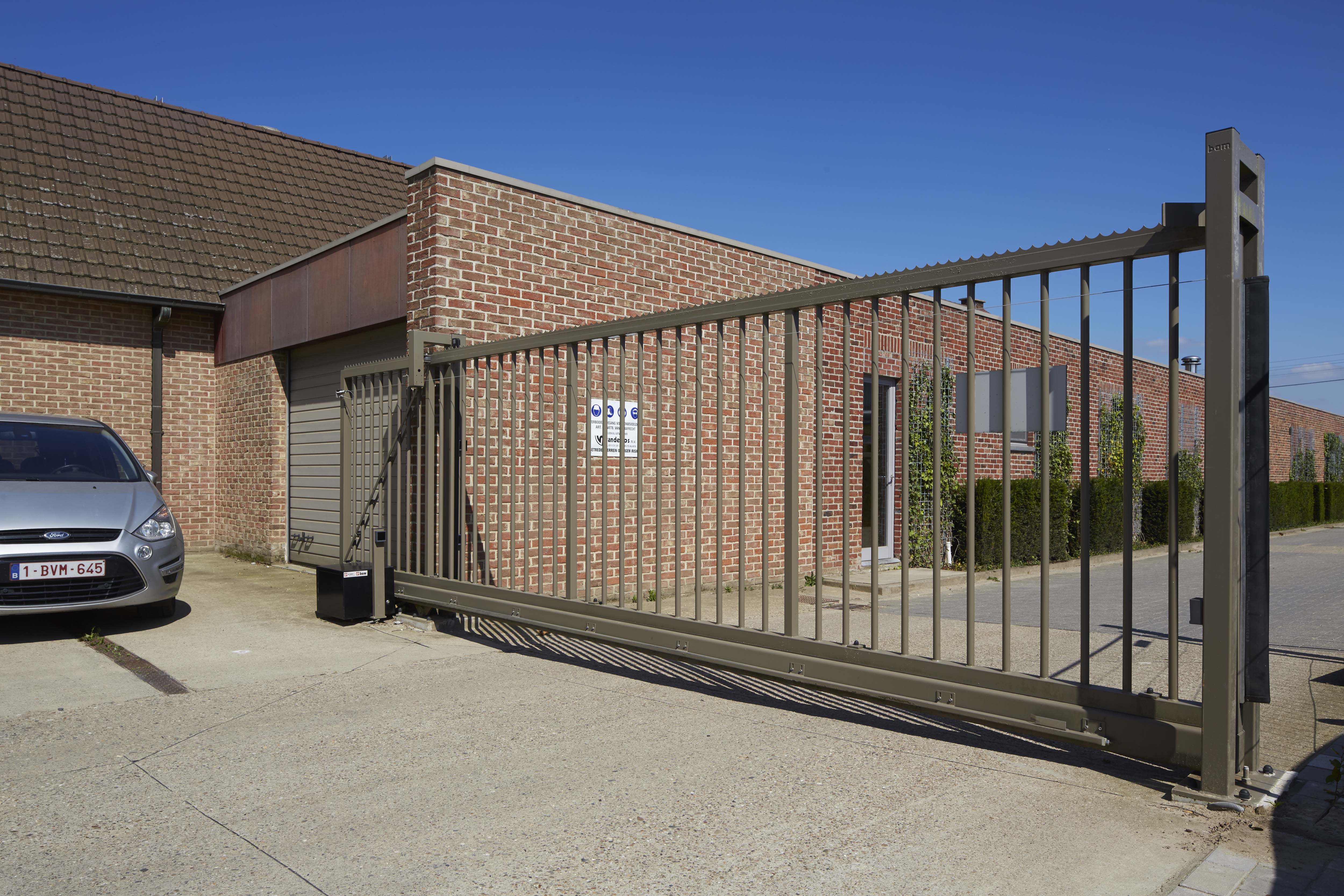 Industrial sliding gate